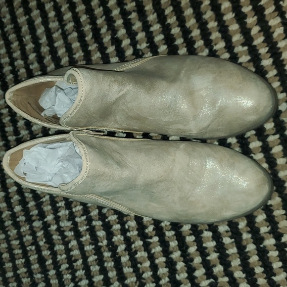 Time & Tru Gold booties - Picture 2 of 3